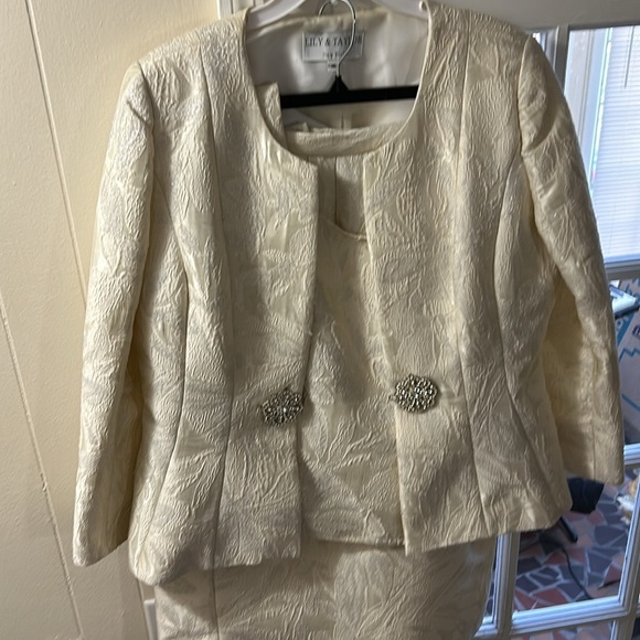 3 piece cream suit - Picture 3 of 3